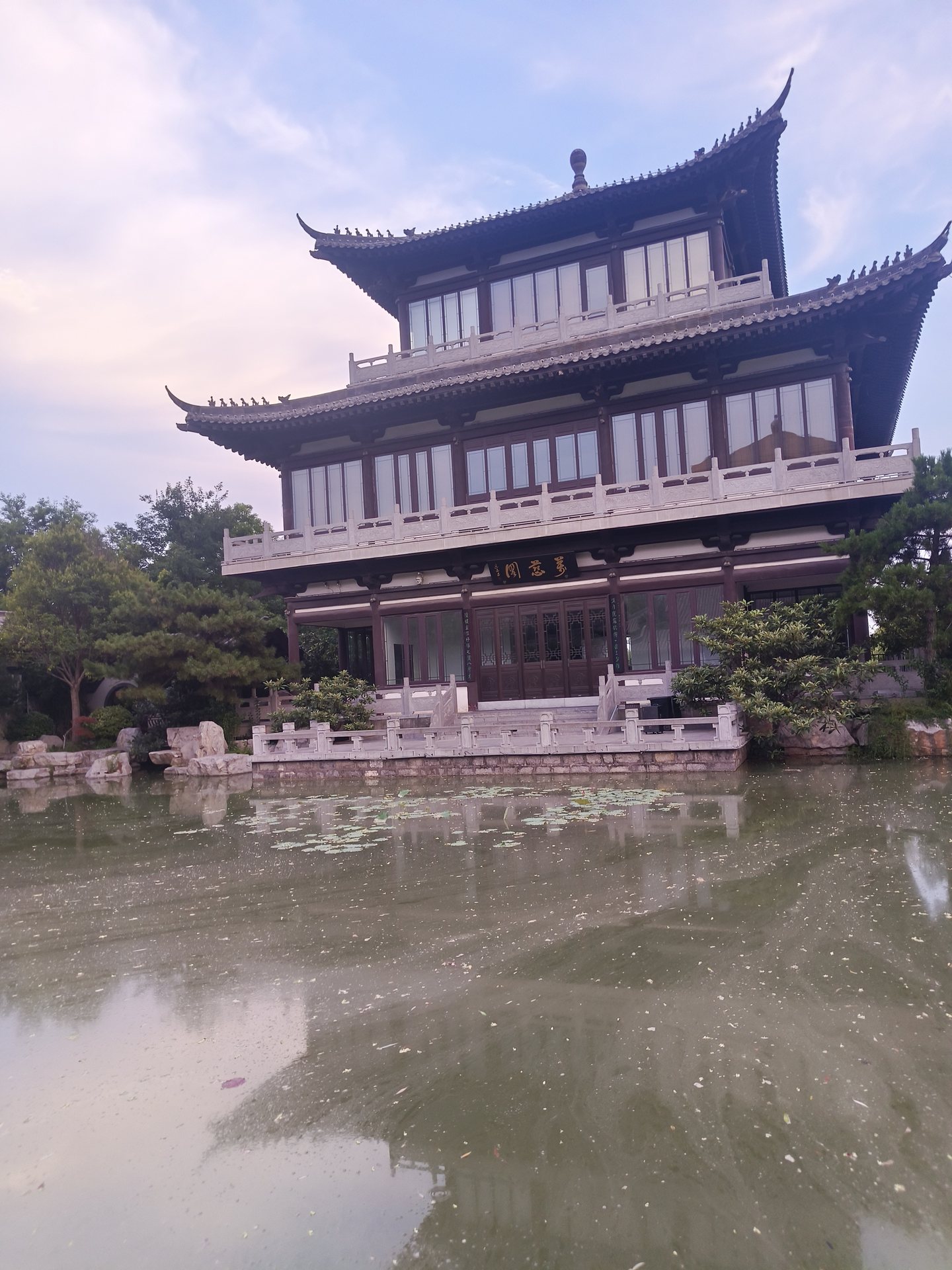 水边楼阁在园林中形成清晰的层次