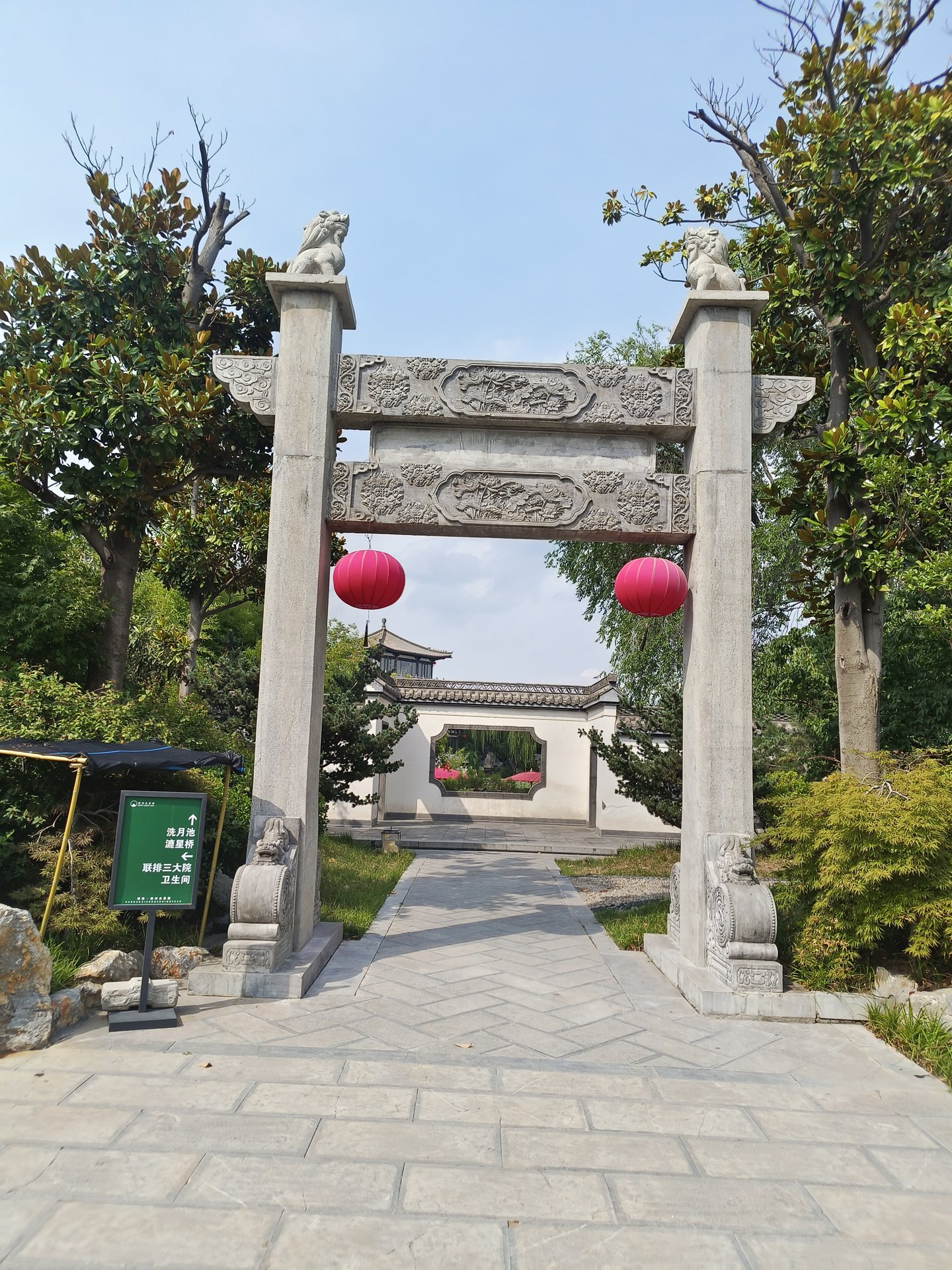 石牌坊和园路构成园林里的纵深